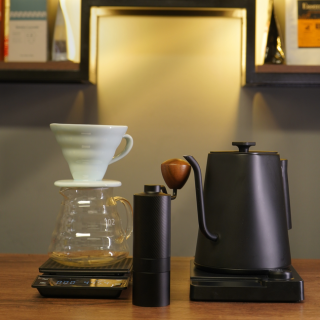 KIT BARISTA V60 CERÁMICA CELESTE + BALANZA PRO + MOLINILLO PRO + TETERA INTELIGENTE 1LT