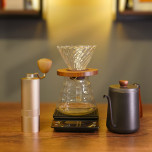 KIT BARISTA V60 VIDRIO + BALANZA PRO+ MOLINILLO PRO DORADO + TETERA 600ML VINTAGE